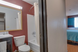 Vagabond Inn Executive Hayward - All bathrooms feature full bath and shower