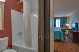 Vagabond Inn Executive Hayward - Full bath tub and shower at Vagabond Inn Hayward